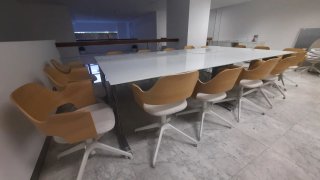 Mesa de oficina y sillas