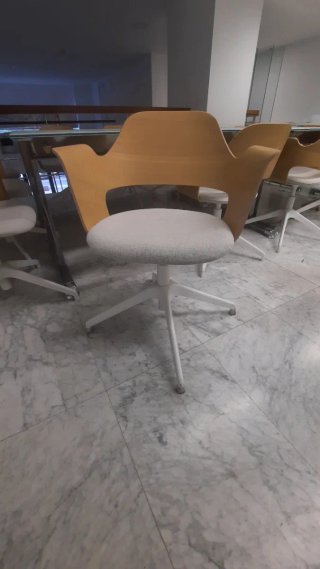 Mesa de oficina y sillas