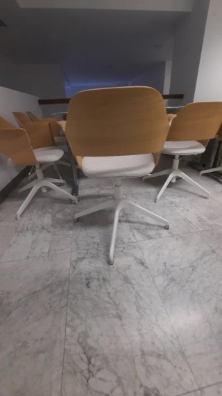 Mesa de oficina y sillas