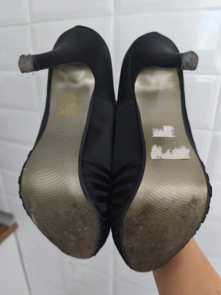Zapatos de tacón negros. Puestos una sola vez.