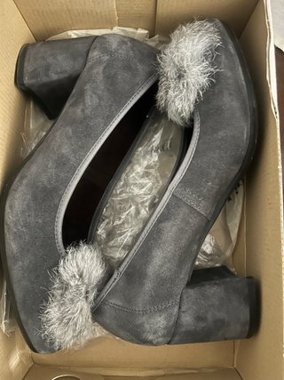 Zapatos de fiesta con pompón grises.