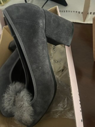 Zapatos de fiesta con pompón grises.