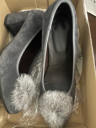 Zapatos de fiesta con pompón grises.