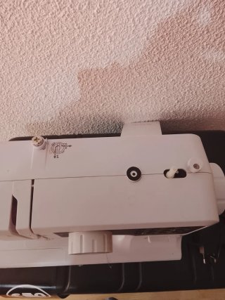 Máquina de coser blanca con diseño