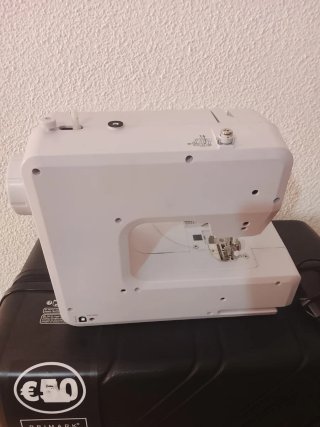 Máquina de coser blanca con diseño