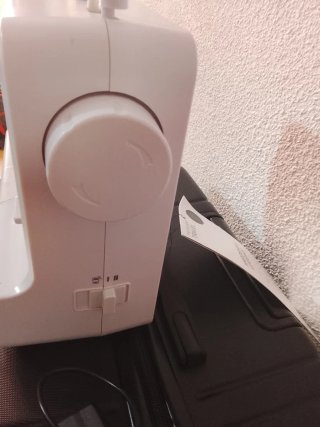 Máquina de coser blanca con diseño