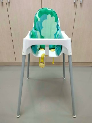 Trona Ikea con cojín estampado