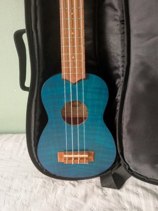 Ukelele Kala Azul con Funda Fender