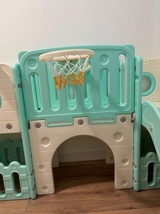 Tobogán infantil con columpio y baloncesto
