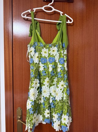 Vestido verde con flores blancas y azules