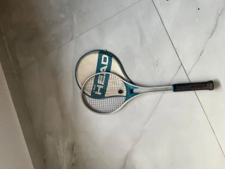 Raquetas de tenis HEAD y WILSON antiguas.