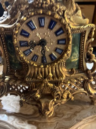 Reloj de bronce antiguo con figura