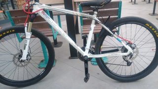 Bicicleta blanca con detalles rojos