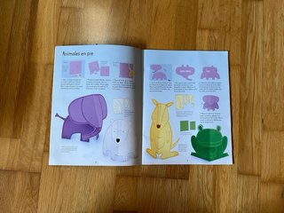 COSAS DE ANIMALES. CON PEGATINAS (Spanish Edition)