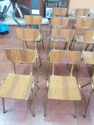 14 Sillas apilables en hierro y formica