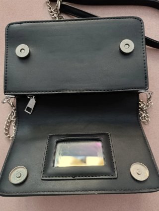 Bolso negro con cadena