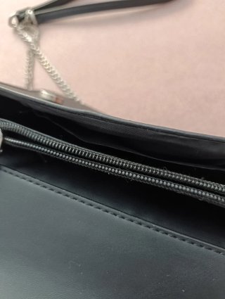 Bolso negro con cadena
