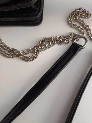 Bolso negro con cadena