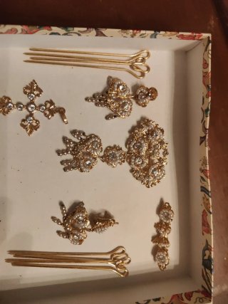 Aderezo de oro con perlas y cristales para niña