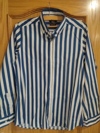 Camisa de rayas azul y blanca