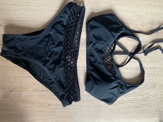 Bikini negro con tiras