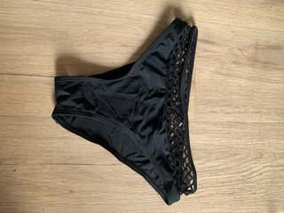 Bikini negro con tiras