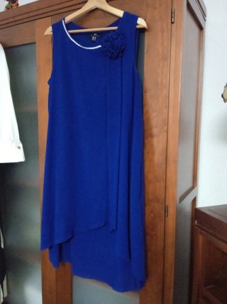 Vestido elegante azul con flor