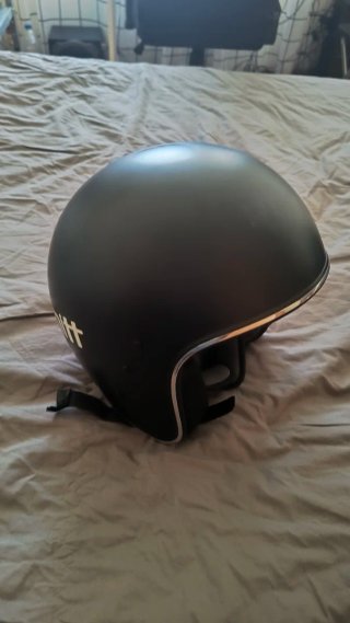 Casco de moto negro marca miTT