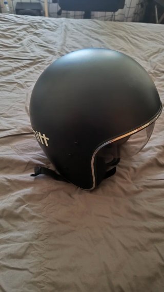Casco de moto negro marca miTT