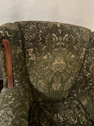 Dos sillones de tela y madera