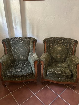 Dos sillones de tela y madera