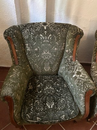 Dos sillones de tela y madera