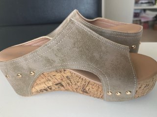 Sandalias cuña tachuelas beige y oro