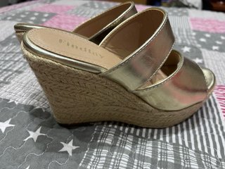 Sandalias cuña Findlay doradas