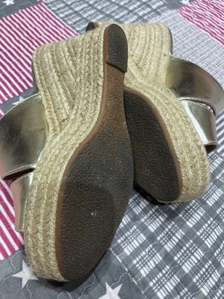 Sandalias cuña Findlay doradas