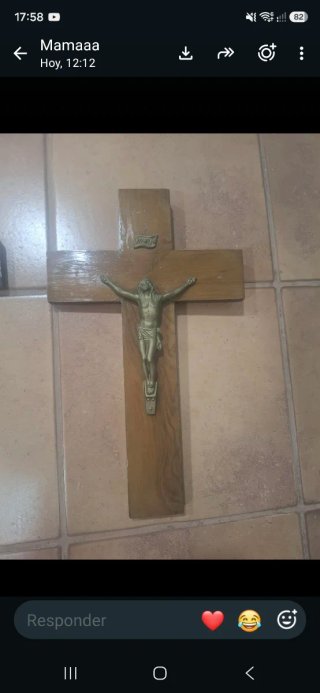 Cruz de madera con Jesucristo