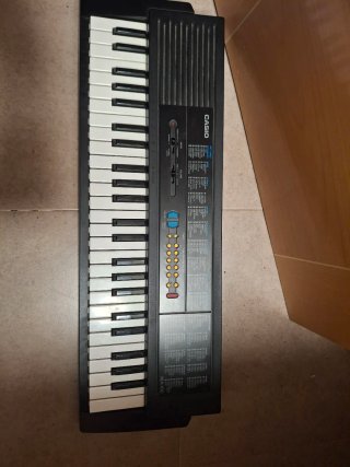 Teclado Casio MA-100 con 100 ritmos