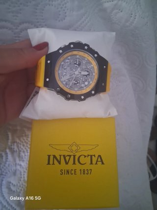 Reloj Invicta Negro y Amarillo