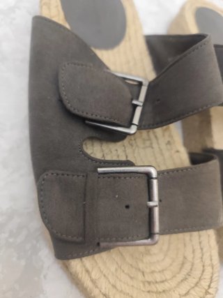 Sandalias de cuña con hebillas