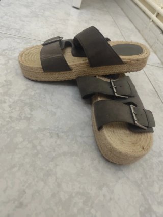 Sandalias de cuña con hebillas