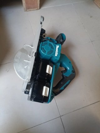 Sierra Circular Makita DHS 782 en su maletín