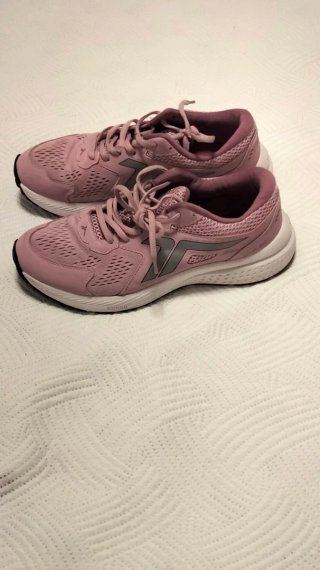 Zapatillas deportivas rosas y blancas