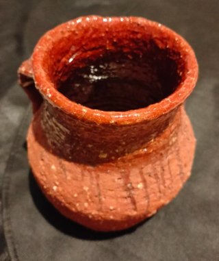 Jarrón de barro cocido artesanal antiguo