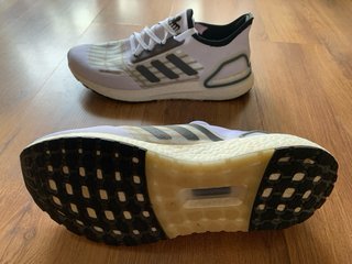Zapatillas Adidas grises y blancas ULTRABOOST