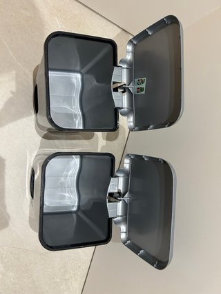 2 Cubos de basura grises con pedal