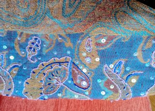 Bolso de tela brocada con detalles dorados
