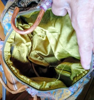 Bolso de tela brocada con detalles dorados