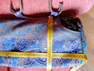 Bolso de tela brocada con detalles dorados