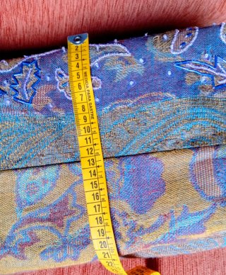 Bolso de tela brocada con detalles dorados