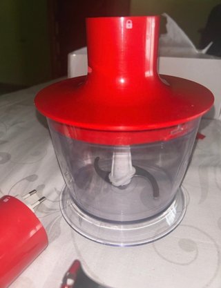 Batidora de mano roja y blanca